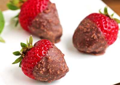 Low-Sugar, Healthy Coconut-Cacao-Covered Strawberries